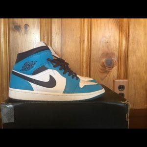Air Jordan 1 Mid “ hornets “